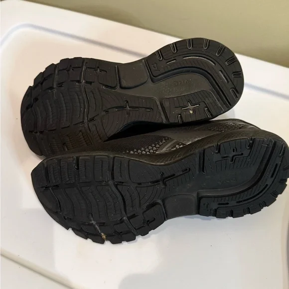 Women’s Brooks Black Athletic Shoes - Picture 6 of 8